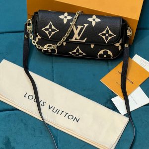 Кошелёк на цепочке Louis Vuitton lvy