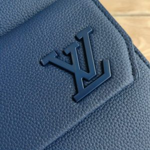 Сумка-слинг Louis Vuitton Pilot
