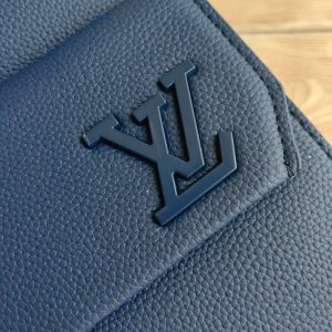 Сумка-слинг Louis Vuitton Pilot